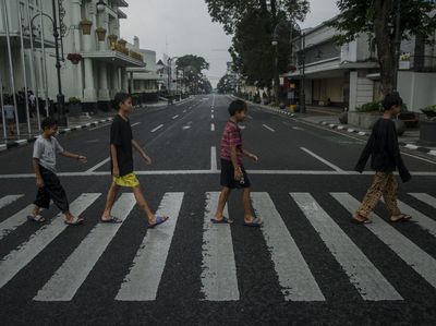 Epik! Begini Cara Unik Warga Bandung Manfaatkan Jalanan yang Lowong