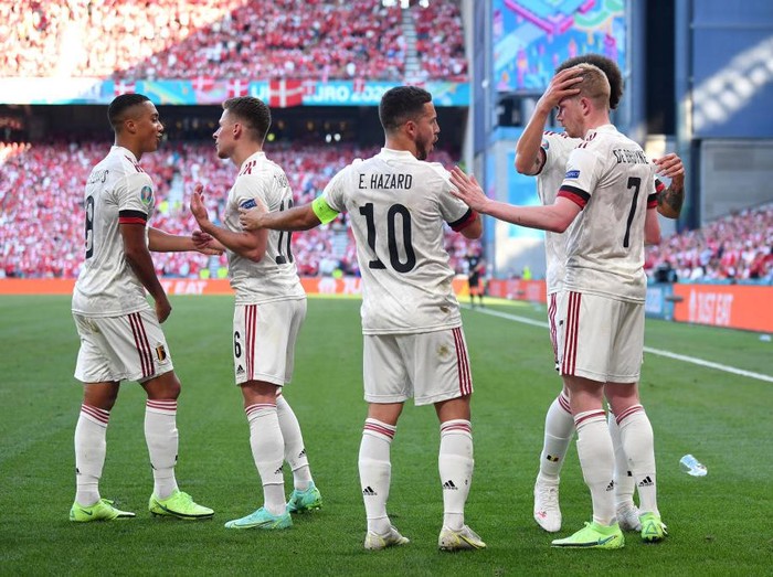 COPENHAGEN, DENMARK - JUNE 17: Kevin De Bruyne of Belgium celebrates with Eden Hazard after scoring their sides second goal during the UEFA Euro 2020 Championship Group B match between Denmark and Belgium at Parken Stadium on June 17, 2021 in Copenhagen, Denmark. (Photo by Stuart Franklin/Getty Images)