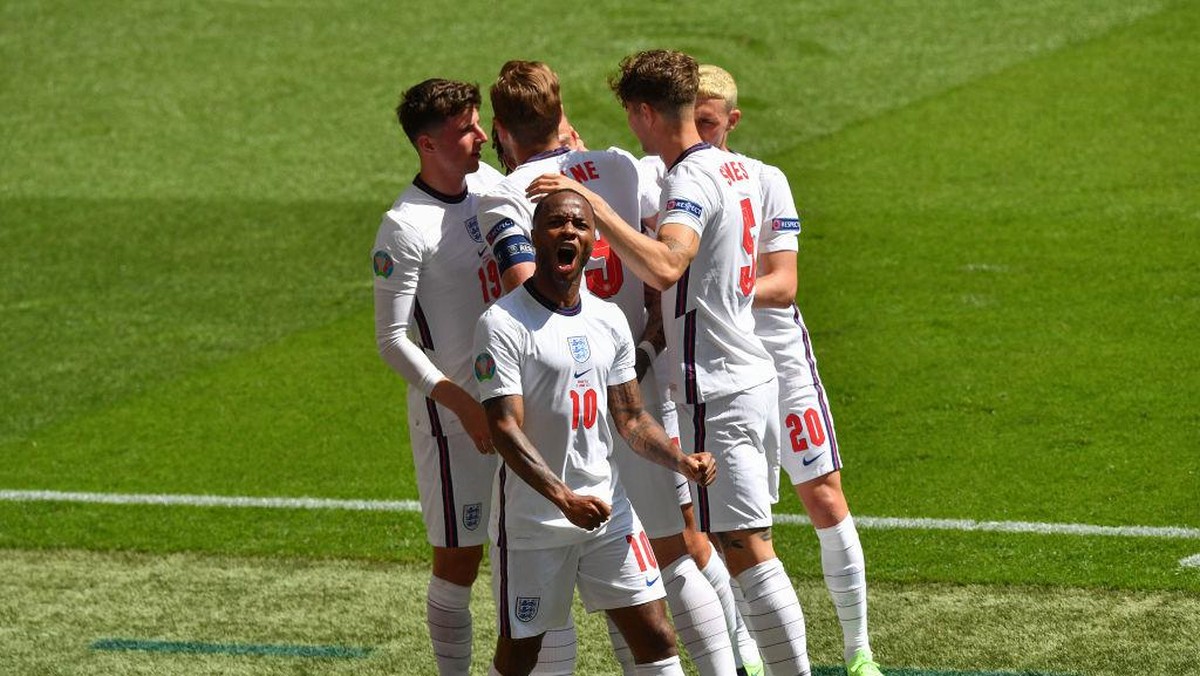 Raheem Sterling menegaskan bahwa skuad Inggris dalam posisi kalem. Foto: (Getty Images/Justin Tallis - Pool)