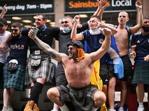 Ada Suporter Bugil di Taman Jelang Inggris Vs Skotlandia!