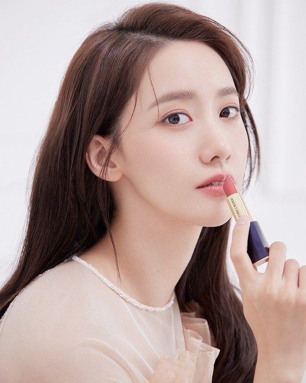 Yoona dengan Lipstick dari Estee Lauder/Official Instagram @EsteeLauderkr Yoona