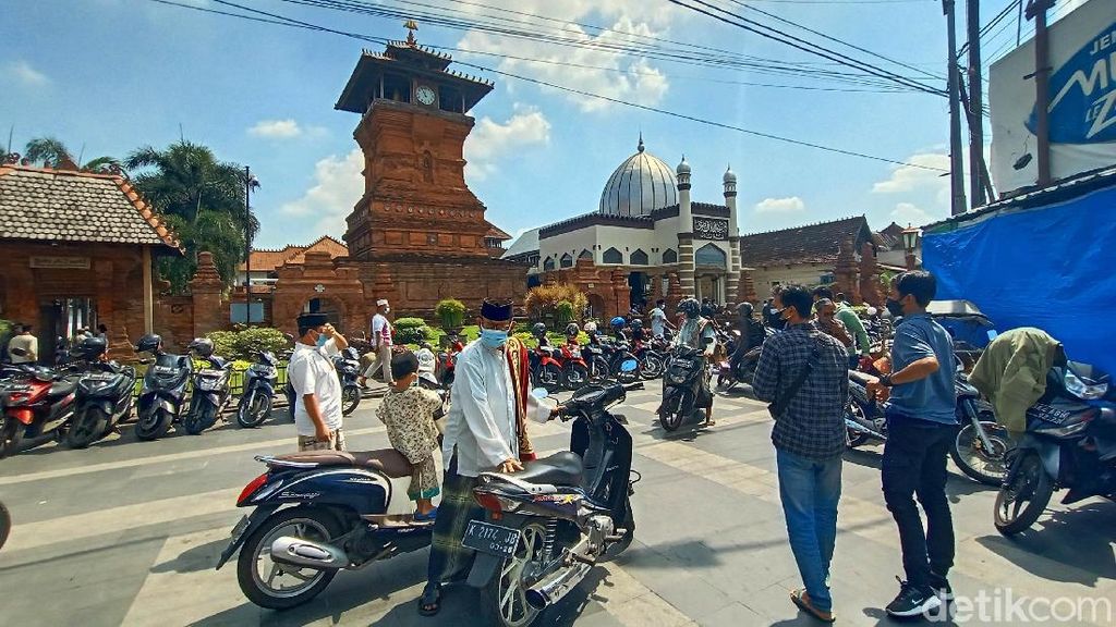  Zona  Merah Beberapa Masjid di Kudus  Tetap Gelar Jumatan 