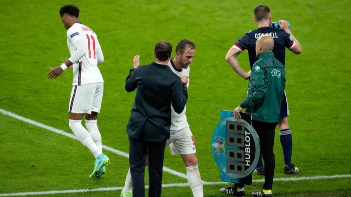 LONDON, ENGLAND - JUNE 18: Harry Kane of England interacts with Gareth Southgate, Head Coach of England as he is substituted during the UEFA Euro 2020 Championship Group D match between England and Scotland at Wembley Stadium on June 18, 2021 in London, England. (Photo by Matt Dunham - Pool/Getty Images)