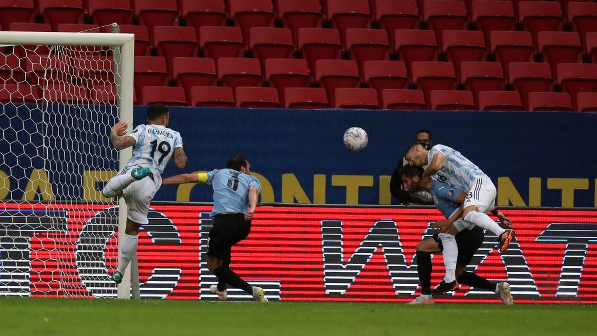 Argentina unggul 1-0 atas Uruguay (Foto: Getty Images/Alexandre Schneider)