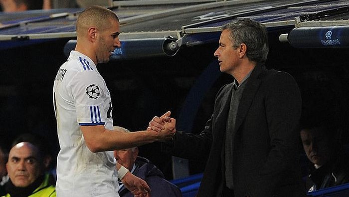 MADRID, SPAIN - MARCH 16:  Karim Benzema of Real Madrid shakes hands with head coach Jose Mourinho after being substituted during the UEFA Champions League round of 16 second leg match between Real Madrid and Lyon at Estadio Santiago Bernabeu on March 16, 2011 in Madrid, Spain.  (Photo by Denis Doyle/Getty Images)