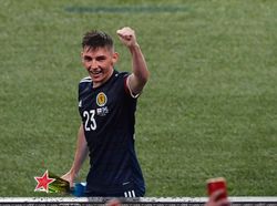 Jose Mourinho Puja-puji Billy Gilmour