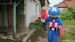 Captain America Turun Tangan Ajak Warga Kudus Vaksin