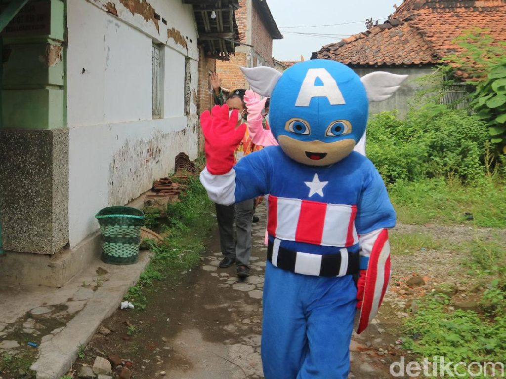 Captain America Turun Tangan Ajak Warga Kudus Vaksin