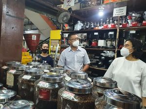 Dunia Kopi, Kios Milik Suradi yang Jadi Langganan Para Pejabat Dunia Kopi, Kios Milik Suradi yang Jadi Langganan Para Pejabat