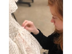 Wanita Ini Rajut Sendiri Gaun Pengantinnya Selama 9 Bulan, Begini Hasilnya