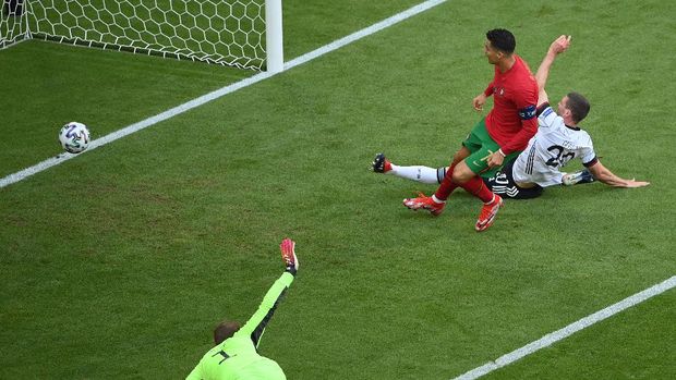 MUNICH, GERMANY - JUNE 19: Cristiano Ronaldo of Portugal scores their side's first goal during the UEFA Euro 2020 Championship Group F match between Portugal and Germany at Football Arena Munich on June 19, 2021 in Munich, Germany. (Photo by Matthias Hangst/Getty Images)