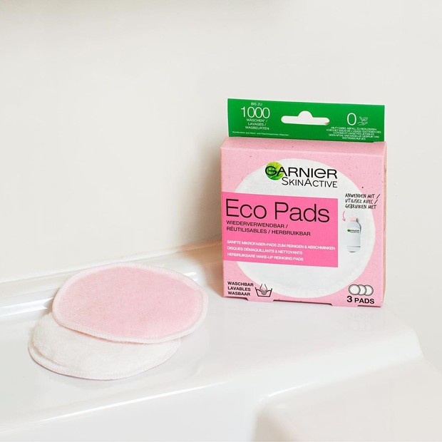 Garnier Skin Active Eco Pads/instagram.com/garnierfr Kapas reusable yang mudah membersihkan kotoran pada wajah dengan tektur yang sedikit kasar tapi tetap lembut.