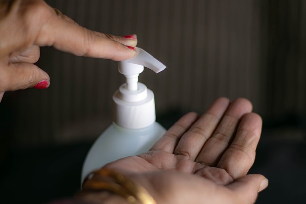 Hand sanitizer/Pexels.com Penggunaan hand sanitizer yang berlebihan pastinya akan memberikan dampak buruk bagi tubuh