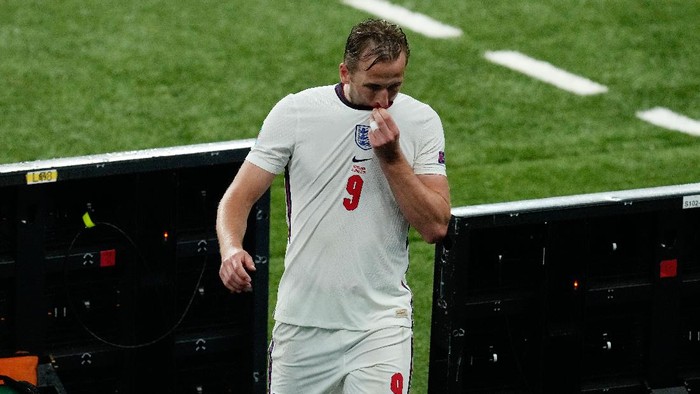 LONDON, ENGLAND - JUNE 18: Harry Kane of England reacts as he is substituted during the UEFA Euro 2020 Championship Group D match between England and Scotland at Wembley Stadium on June 18, 2021 in London, England. (Photo by Matt Dunham - Pool/Getty Images)