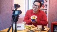 Hobi Jajan, Ini Momen Edho Zell Borong Gorengan hingga Makan Es Krim