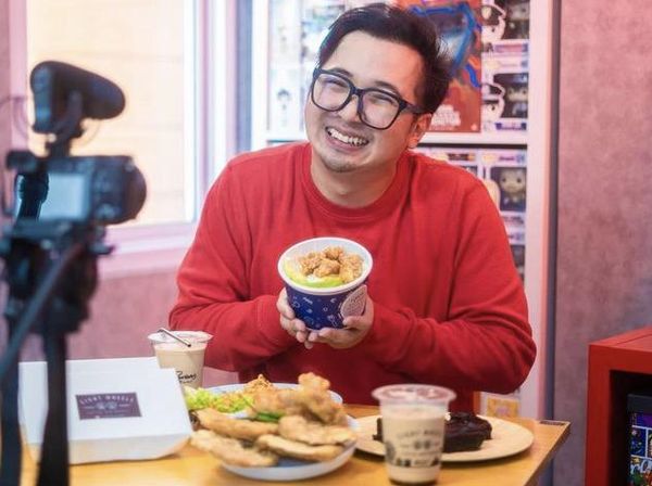Hobi Jajan, Ini Momen Edho Zell Borong Gorengan hingga Makan Es Krim