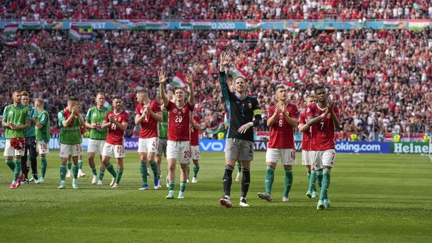 Hungaria vs Prancis Hungary team acknowledges fans at the end of the Euro 2020 soccer championship group F match between Hungary and France, at the Ferenc Puskas stadium in Budapest, Saturday, June 19, 2021. The match ended in a 1-1 draw. (AP Photo/Darko Bandic, Pool)