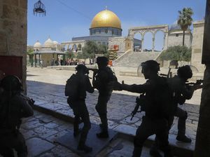 Keterlaluan Ulah Israel saat Jemaah Palestina di Al-Aqsa Dibubarkan