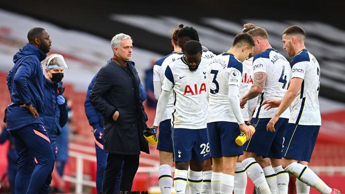 LONDON, ENGLAND - MARCH 14: Jose Mourinho, Manager of Tottenham Hotspur interacts with his players during a break in play during the Premier League match between Arsenal and Tottenham Hotspur at Emirates Stadium on March 14, 2021 in London, England. Sporting stadiums around the UK remain under strict restrictions due to the Coronavirus Pandemic as Government social distancing laws prohibit fans inside venues resulting in games being played behind closed doors. (Photo by Dan Mullan/Getty Images)