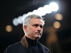 Asyiknya Jose Mourinho Keliling Komplek Latihan AS Roma Naik Vespa Klasik