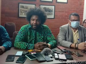 Penyebab Ketua DPRD Tolikara Dipelototi Polisi Usai Lukas Enembe Ditangkap Penyebab Ketua DPRD Tolikara Dipelototi Polisi Usai Lukas Enembe Ditangkap