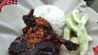 Kelezatan Bebek Madura Racikan Mak Isa, Sehari Laris 300 Ekor Bebek