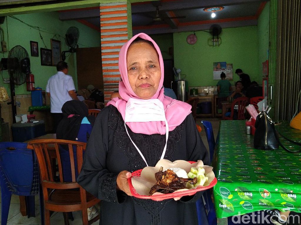 Kisah Mak Isa Sukses Jualan Nasi Bebek Madura Bumbu Hitam di Jakarta Kisah Mak Isa Sukses Jualan Nasi Bebek Madura Bumbu Hitam di Jakarta