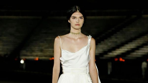 Foto Fashion Show Dior Cruise 2022, Saat Para Model Tampil bak Dewi Yunani