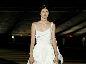 Foto Fashion Show Dior Cruise 2022, Saat Para Model Tampil bak Dewi Yunani