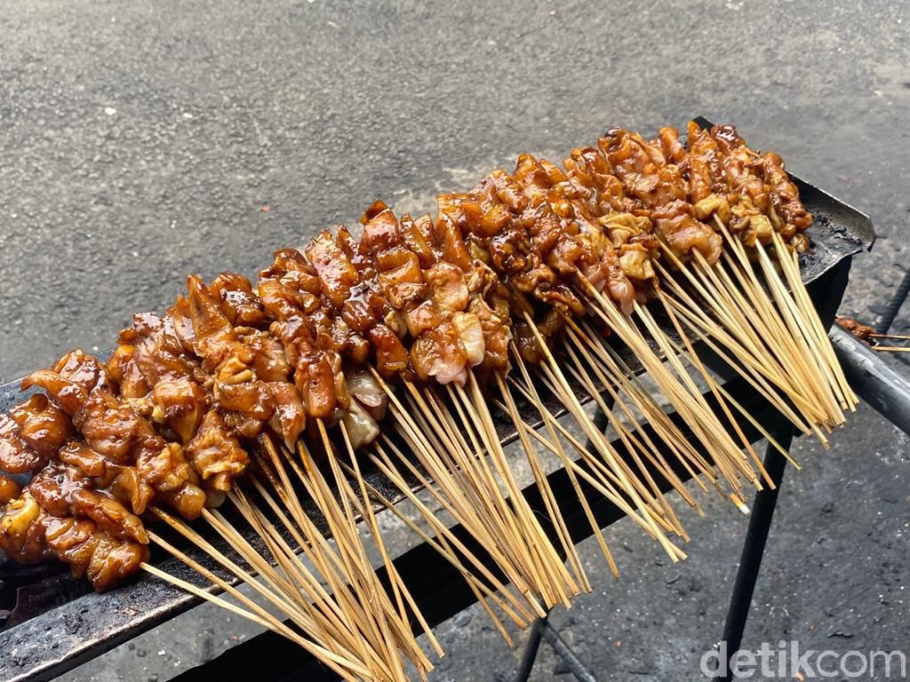 Foto Penjual Sate Lawas Ini Disebut Mirip Penjual Sate Taichan Kekinian Foto Penjual Sate Lawas Ini Disebut Mirip Penjual Sate Taichan Kekinian