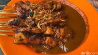 Sate Pertok Jadi Langganan Artis, Dagingnya Empuk dan Tebal!