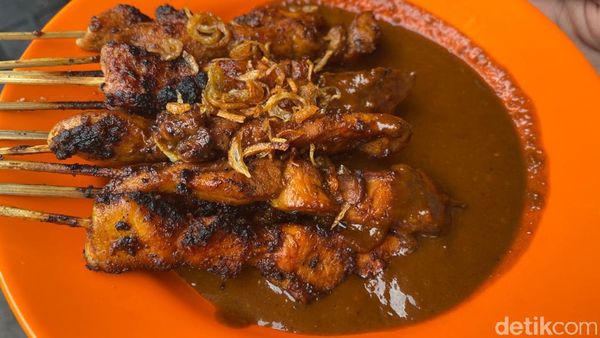 Sate Pertok Jadi Langganan Artis, Dagingnya Empuk dan Tebal!