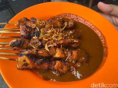Sate Pertok Jadi Langganan Artis, Dagingnya Empuk dan Tebal!