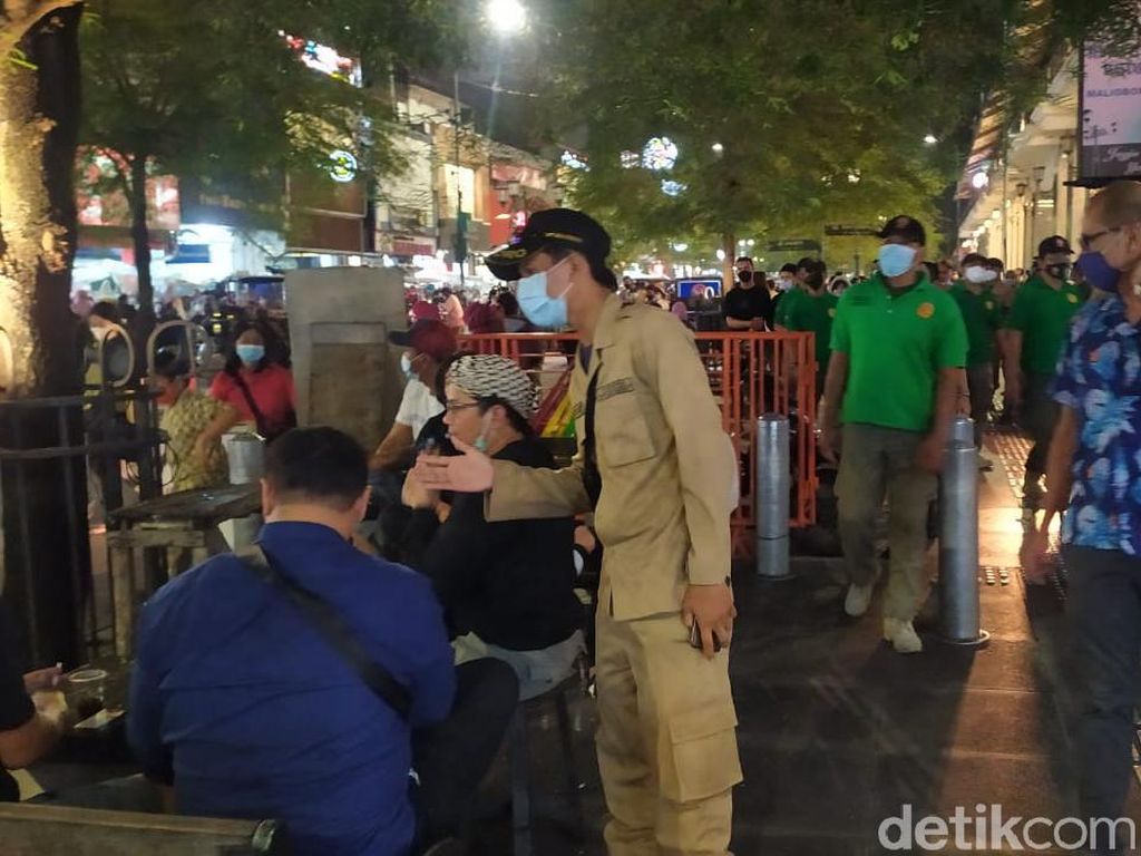 Corona Ugal-ugalan, Malioboro Tetap Ramai Wisatawan Corona Ugal-ugalan, Malioboro Tetap Ramai Wisatawan