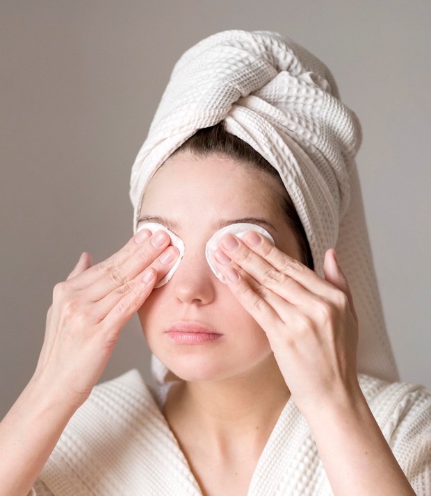 membersihkan riasan pada mata