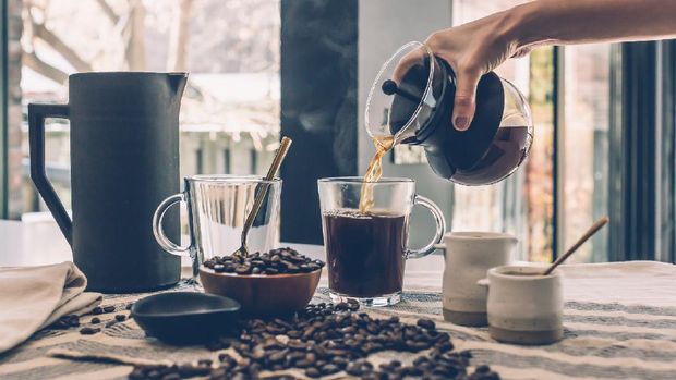 Menyajikan kopi/ sumber: pexels.com