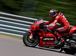 MotoGP Inggris: Pasukan Ducati Keroyok Quartararo yang Berjuang Sendiri