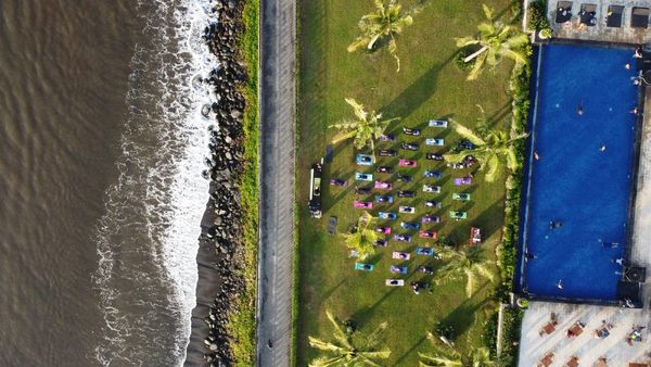 Banyuwangi Gelar Hari Yoga Sedunia di Pantai Ketapang