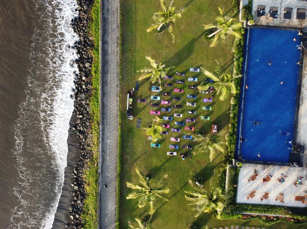 Banyuwangi Gelar Hari Yoga Sedunia di Pantai Ketapang Banyuwangi Gelar Hari Yoga Sedunia di Pantai Ketapang