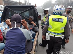 Cegah Corona, Polisi Halau Pikap Angkut Wisatawan di Sukabumi