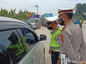 Penyekatan di Pintu Tol Soroja, Pelat Luar Bandung Disetop