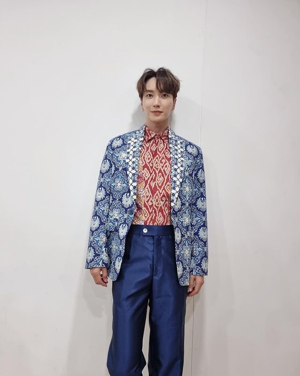 Potret Leeteuk saat mengenakan batik yang didesain oleh Ridwan Kamil Potret Leeteuk saat mengenakan batik yang didesain oleh Ridwan Kamil (foto: instagram.com/xxteukxx)