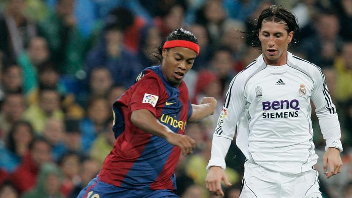 Ronaldinho dan Sergio Ramos dalam El Clasico di Bernabeu 22 Oktober 2006. Madrid menang 2-0. (Foto: Getty Images/Denis Doyle)