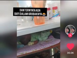 Sedih! Ibu Ini Jualan Cimol Sambil Bawa Bayi 1 Bulan di Gerobaknya