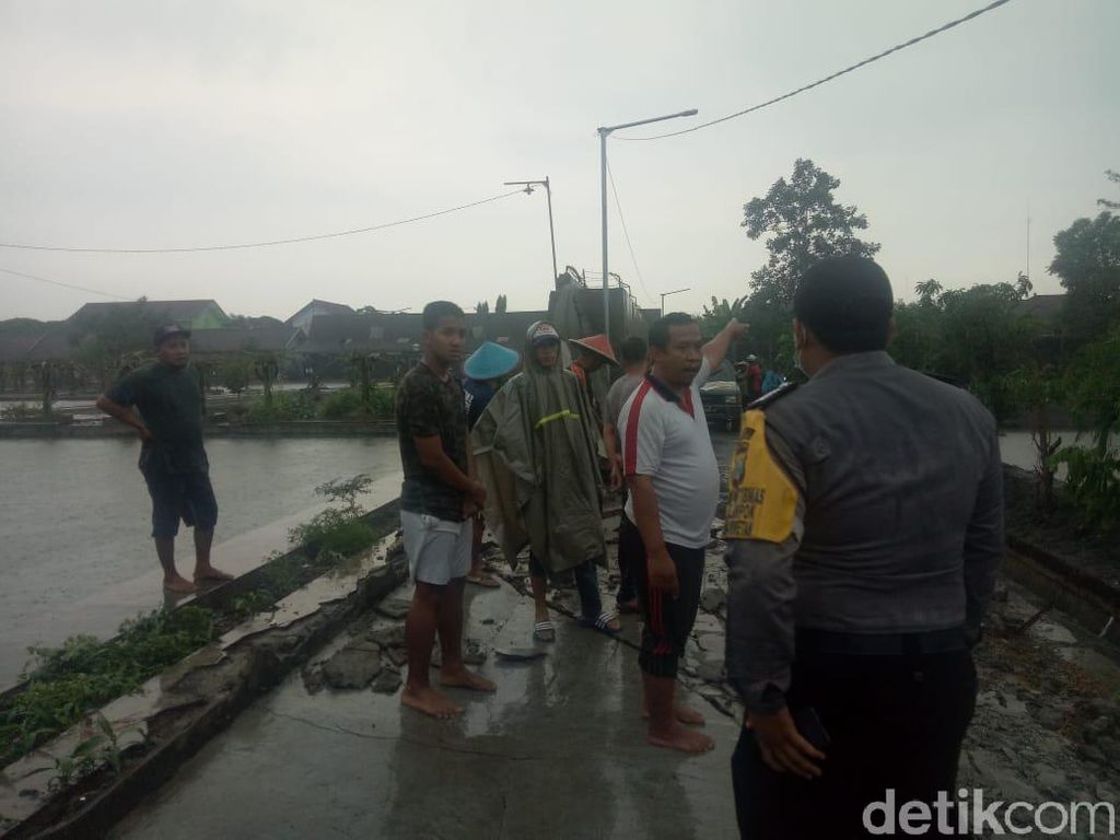 Tembok Balai Benih Ikan Pemkot Blitar Roboh Timpa Bocah hingga Tewas Tembok Balai Benih Ikan Pemkot Blitar Roboh Timpa Bocah hingga Tewas