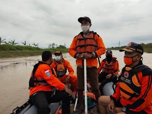 Seorang ABG Hilang Tenggelam di Sungai Demak