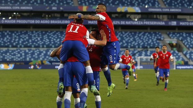 CUIABA, BRAZIL - JUNE 18: Ben Brereton of Chile celebrates with teammates after scoring the first goal of his team during a group A match between Chile and Bolivia as part of Conmebol Copa America Brazil 2021 at Arena Pantanal on June 18, 2021 in Cuiaba, Brazil. (Photo by Miguel Schincariol/Getty Images)