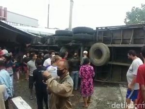 Truk Seruduk Mobil dan Bangunan di Brebes, 1 Tewas-5 Luka