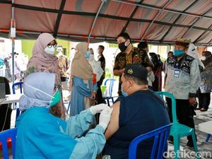 Ribuan Santri di Banyuwangi Mulai Jalani Vaksinasi COVID-19 Ribuan Santri di Banyuwangi Mulai Jalani Vaksinasi COVID-19