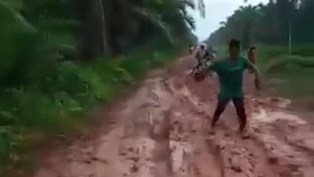 Viral warga tandu jenazah pakai sarung lewati jalan rusak di Riau